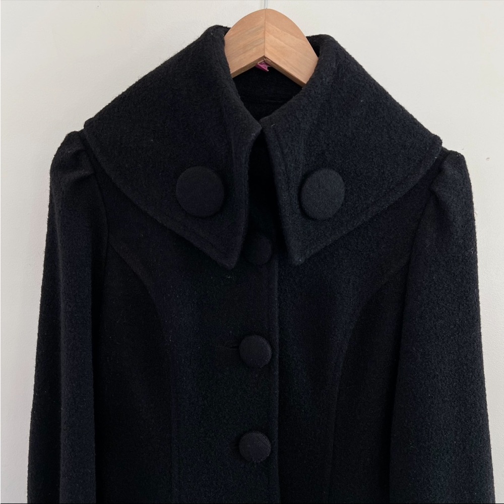 Chic Black Coat With Statement Collar - image 3